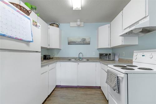 108-4004 34 Street, Vernon, BC - Indoor Photo Showing Kitchen With Double Sink