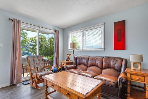 108-4004 34 Street, Vernon, BC - Indoor Photo Showing Living Room