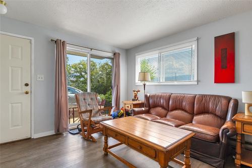 108-4004 34 Street, Vernon, BC - Indoor Photo Showing Living Room