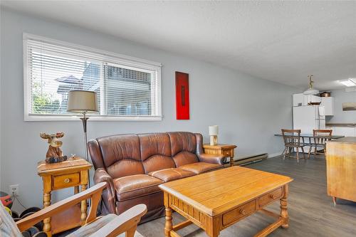 108-4004 34 Street, Vernon, BC - Indoor Photo Showing Living Room