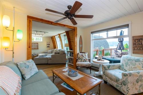 6792 Squilax Anglemont Road, Magna Bay, BC - Indoor Photo Showing Living Room