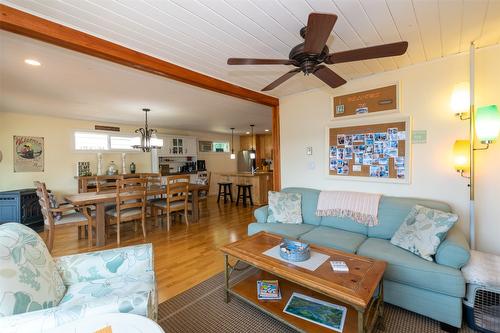 6792 Squilax Anglemont Road, Magna Bay, BC - Indoor Photo Showing Living Room