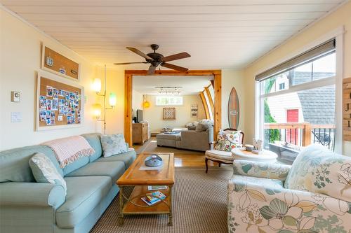 6792 Squilax Anglemont Road, Magna Bay, BC - Indoor Photo Showing Living Room