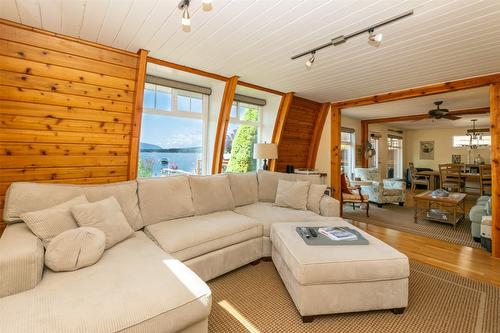 6792 Squilax Anglemont Road, Magna Bay, BC - Indoor Photo Showing Living Room