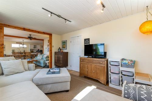 6792 Squilax Anglemont Road, Magna Bay, BC - Indoor Photo Showing Living Room