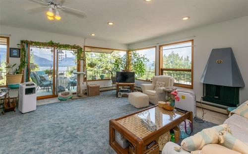 1-1261 Trans Canada Hwy Highway, Sorrento, BC - Indoor Photo Showing Living Room