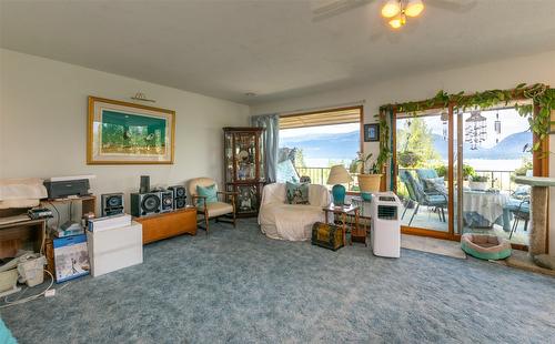 1-1261 Trans Canada Hwy Highway, Sorrento, BC - Indoor Photo Showing Living Room