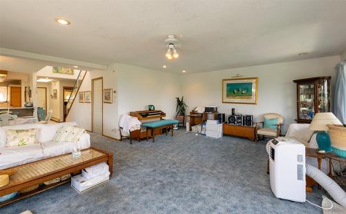 1-1261 Trans Canada Hwy Highway, Sorrento, BC - Indoor Photo Showing Living Room