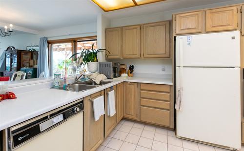 1-1261 Trans Canada Hwy Highway, Sorrento, BC - Indoor Photo Showing Kitchen With Double Sink