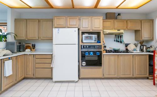 1-1261 Trans Canada Hwy Highway, Sorrento, BC - Indoor Photo Showing Kitchen