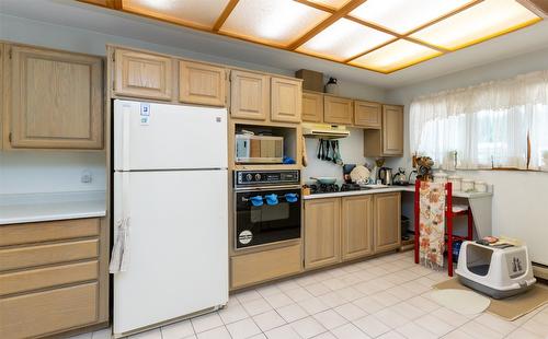 1-1261 Trans Canada Hwy Highway, Sorrento, BC - Indoor Photo Showing Kitchen