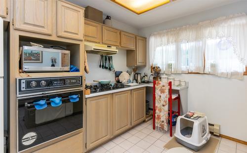 1-1261 Trans Canada Hwy Highway, Sorrento, BC - Indoor Photo Showing Kitchen