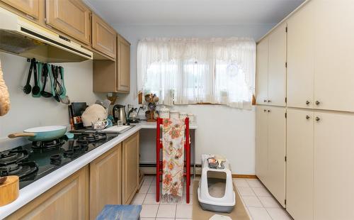 1-1261 Trans Canada Hwy Highway, Sorrento, BC - Indoor Photo Showing Kitchen