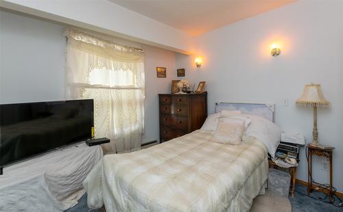 1-1261 Trans Canada Hwy Highway, Sorrento, BC - Indoor Photo Showing Bedroom