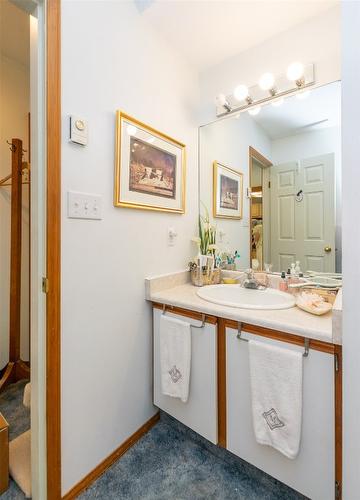 1-1261 Trans Canada Hwy Highway, Sorrento, BC - Indoor Photo Showing Bathroom