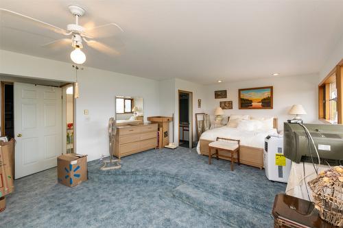 1-1261 Trans Canada Hwy Highway, Sorrento, BC - Indoor Photo Showing Bedroom