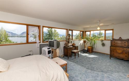 1-1261 Trans Canada Hwy Highway, Sorrento, BC - Indoor Photo Showing Bedroom