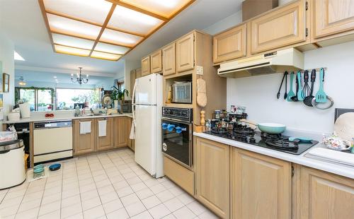 1-1261 Trans Canada Hwy Highway, Sorrento, BC - Indoor Photo Showing Kitchen