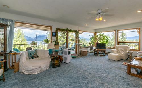 1-1261 Trans Canada Hwy Highway, Sorrento, BC - Indoor Photo Showing Living Room