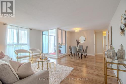 1012 - 1320 Mississauga Valley Boulevard, Mississauga (Mississauga Valleys), ON - Indoor Photo Showing Living Room