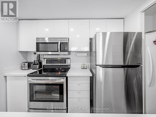 Ph703 - 1001 Cedarglen Gate, Mississauga (Erindale), ON - Indoor Photo Showing Kitchen With Stainless Steel Kitchen