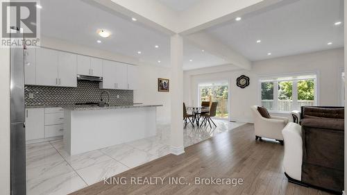 114 Heritage Street, Bradford West Gwillimbury, ON - Indoor Photo Showing Kitchen With Upgraded Kitchen