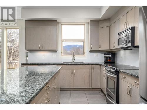 7343 Okanagan Landing Road Unit# 1101, Vernon, BC - Indoor Photo Showing Kitchen