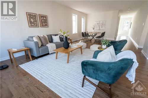 653 Terrier Circle, Richmond, ON - Indoor Photo Showing Living Room