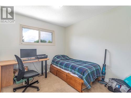 200 Dundas Road, Kelowna, BC - Indoor Photo Showing Bedroom