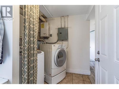 200 Dundas Road, Kelowna, BC - Indoor Photo Showing Laundry Room