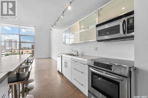 420 120 23Rd Street E, Saskatoon, SK - Indoor Photo Showing Kitchen With Double Sink