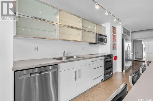 420 120 23Rd Street E, Saskatoon, SK - Indoor Photo Showing Kitchen With Double Sink