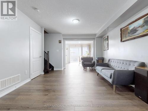 110 Swenson Street, New Tecumseth, ON - Indoor Photo Showing Living Room