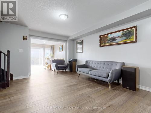 110 Swenson Street, New Tecumseth, ON - Indoor Photo Showing Living Room