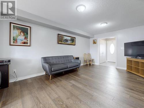 110 Swenson Street, New Tecumseth, ON - Indoor Photo Showing Living Room