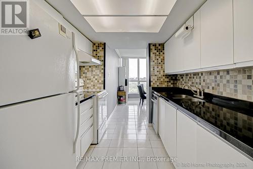 605 - 3 Rowntree Road, Toronto (Mount Olive-Silverstone-Jamestown), ON - Indoor Photo Showing Kitchen With Double Sink With Upgraded Kitchen