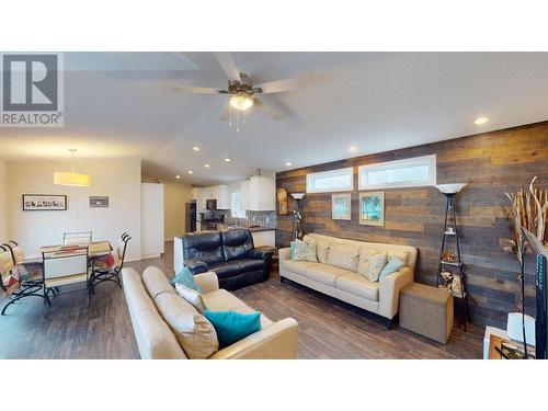 920 Steepleview  Nw Drive, Cranbrook, BC - Indoor Photo Showing Living Room