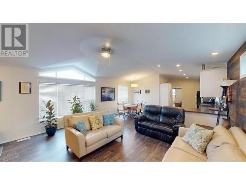 920 Steepleview  Nw Drive, Cranbrook, BC - Indoor Photo Showing Living Room