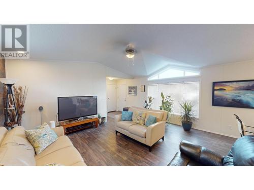 920 Steepleview  Nw Drive, Cranbrook, BC - Indoor Photo Showing Living Room