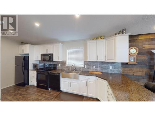 920 Steepleview  Nw Drive, Cranbrook, BC - Indoor Photo Showing Kitchen