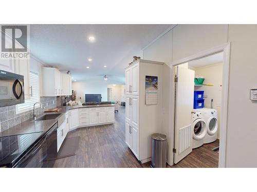 920 Steepleview  Nw Drive, Cranbrook, BC - Indoor Photo Showing Kitchen