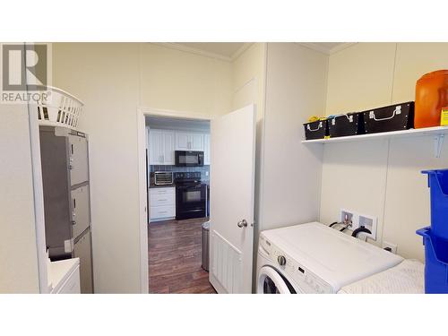 920 Steepleview  Nw Drive, Cranbrook, BC - Indoor Photo Showing Laundry Room