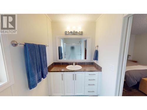 920 Steepleview  Nw Drive, Cranbrook, BC - Indoor Photo Showing Bathroom