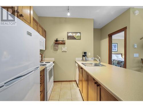 102-3190 Creekside Way, Sun Peaks, BC - Indoor Photo Showing Kitchen