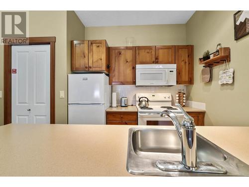 102-3190 Creekside Way, Sun Peaks, BC - Indoor Photo Showing Kitchen