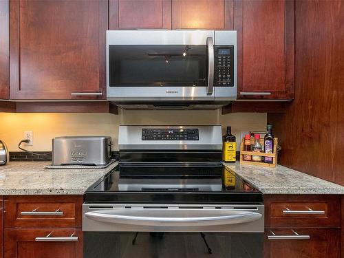 404 Arnold Ave, Victoria, BC - Indoor Photo Showing Kitchen