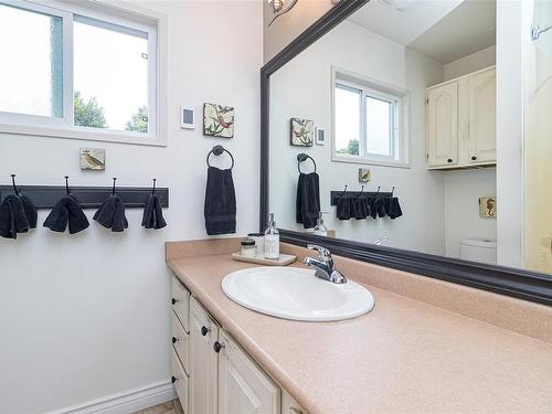 404 Arnold Ave, Victoria, BC - Indoor Photo Showing Bathroom