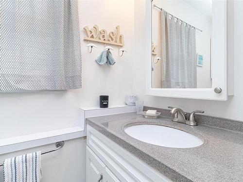 404 Arnold Ave, Victoria, BC - Indoor Photo Showing Bathroom