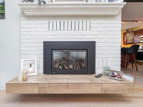 404 Arnold Ave, Victoria, BC - Indoor Photo Showing Living Room With Fireplace