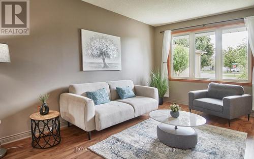 32 Faircomb Crescent, Clarington (Courtice), ON - Indoor Photo Showing Living Room